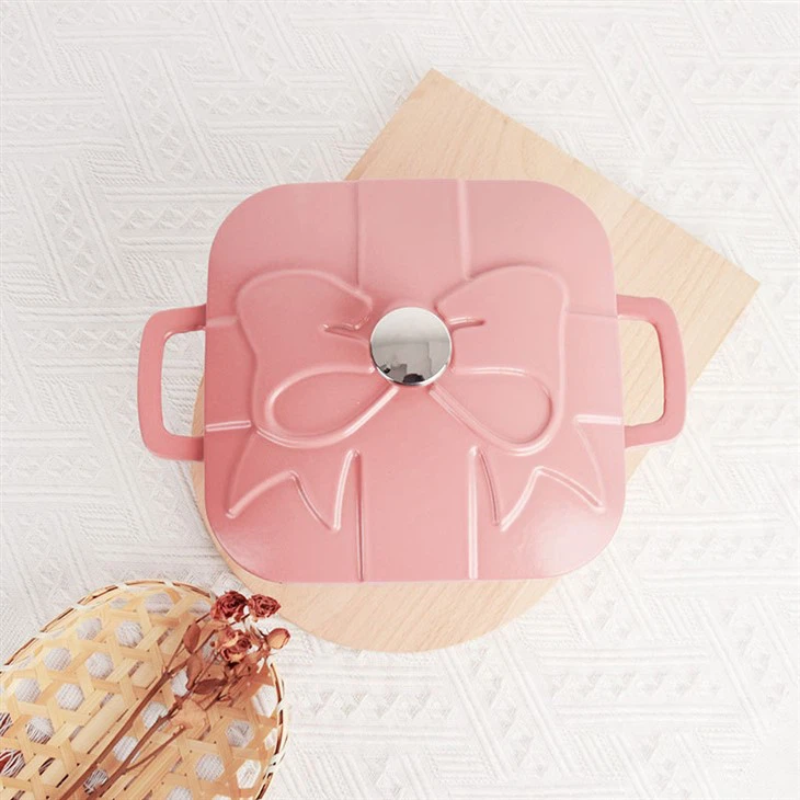 Ružový liatinový hrniec